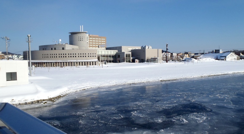 fig.00 ���X�����ԑ���̂قƂ�Ɍ��A
�I�z�[�c�N�E�����𗬃Z���^�[�i�ԑ��s�j