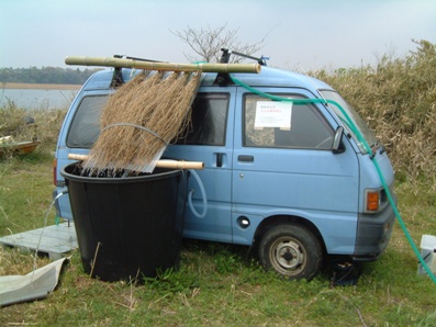 fig.06a �O���v�����Ƌ����g���ږ�g�c�`���i�悵����j�́w�Ӊ��ݔ��p�������v��Ǝ��{��x